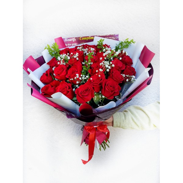 Букет из 25 красных роз с гипсофилой