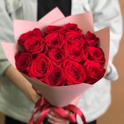Букет из 15 красных роз в упаковке