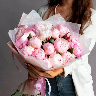 Букет из розовых пионов