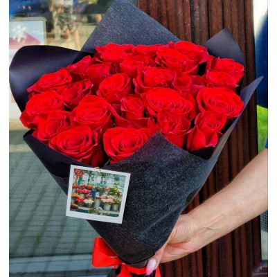 Розы в чёрной упаковке