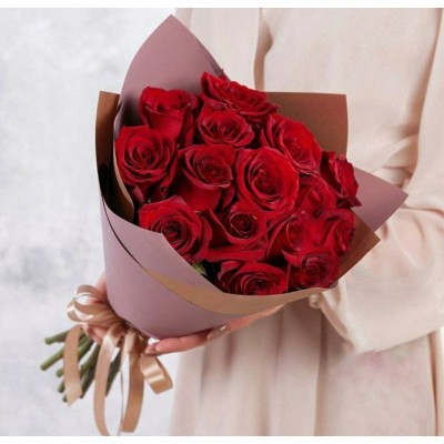 15 красных роз в яркой упаковке