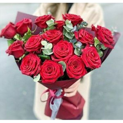 Красные розы с эвкалиптом