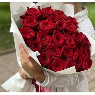 Букет из 25 роз в белой упаковке