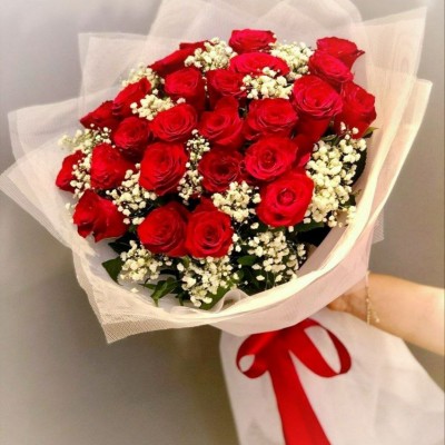 Букет из 25 красных роз с гипсофилом
