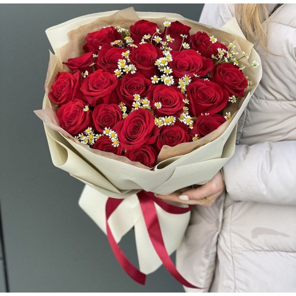 Розы с ромашкой