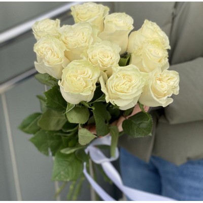 11 белых роз