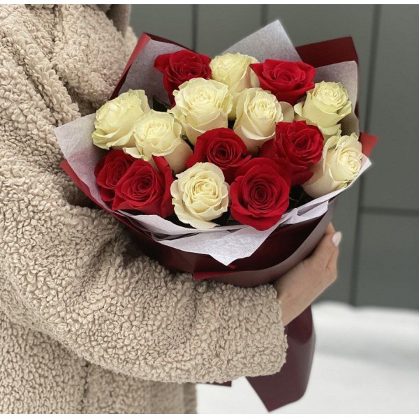 15 бело-красных роз