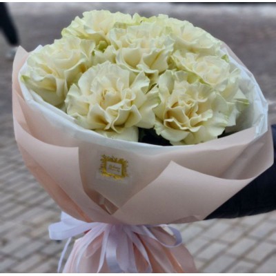 7 белых французских роз в круглой упаковке 7 белых французских роз в круглой упаковке