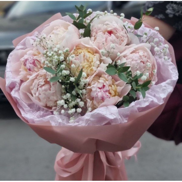 Букет из 7 пионов