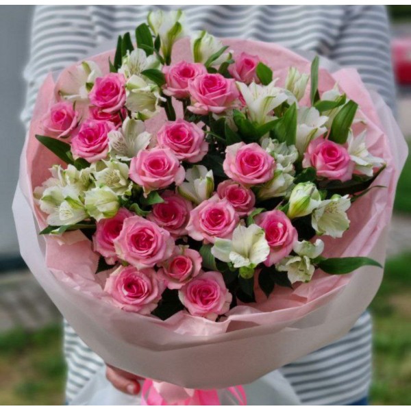 Букет из кустовых роз и альстромерий