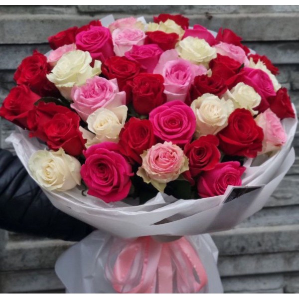 Микс роз в стильной упаковке