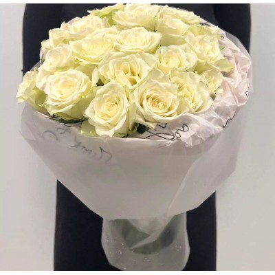 17 белых роз в круглой упаковке