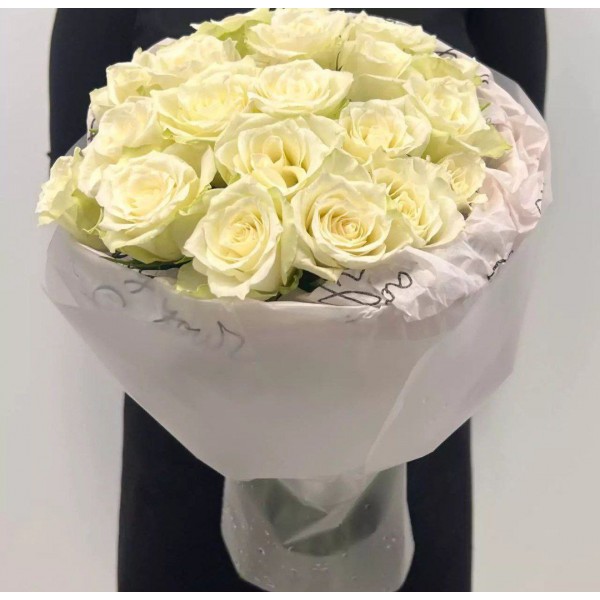 17 белых роз в круглой упаковке