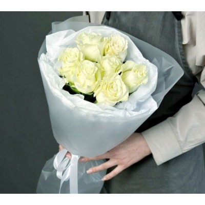 7 белых роз в нежной упаковке