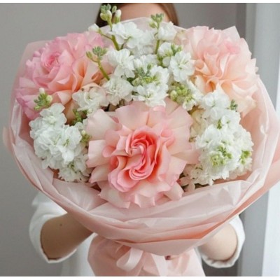 Букет с маттиолой и французскими розами