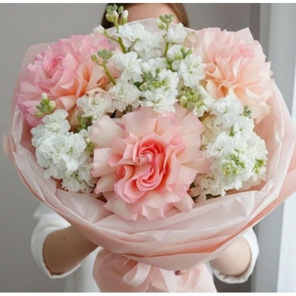 Букет с маттиолой и французскими розами