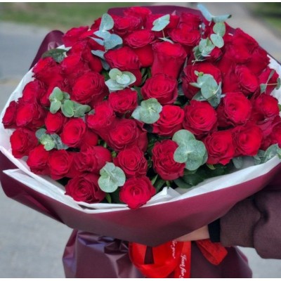 Букет из 51 розы с эвкалиптом